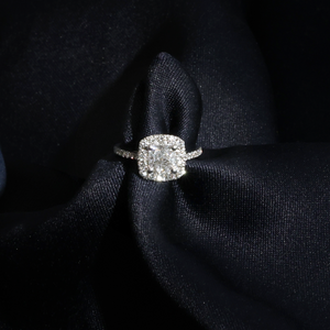 Bague solitaire avec halo