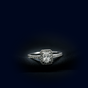 Bague solitaire avec halo