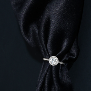 Bague solitaire avec halo